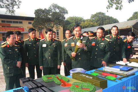 Lãnh đạo, chỉ huy Quân đoàn 12, tham quan khu vực trưng bày sáng kiến, mô hình học cụ phục vụ cho nhiệm vụ huấn luyện, sẵn sàng chiến đấu - Ảnh: Quân đội nhân dân Lãnh đạo, chỉ huy Quân đoàn 12 tham quan khu vực trưng bày sáng kiến, mô hình học cụ phục vụ cho nhiệm vụ huấn luyện, sẵn sàng chiến đấu - Ảnh: Quân đội nhân dân