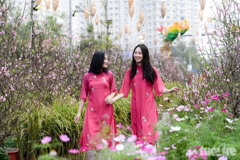 Du lịch Hà Nội đón 187.000 lượt khách trong 3 ngày Tết Nguyên đán- Ảnh 1. Thiếu nữ Hà thành xúng xính váy áo du xuân - Ảnh: NAM TRẦN
