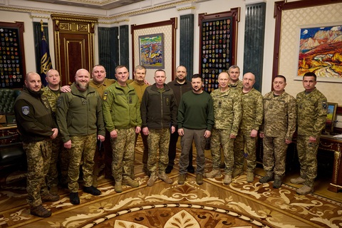 Ông Zelensky chụp hình cùng dàn quan chức quân đội mới bổ nhiệm, Kiev, Ukraine, ngày 10-2 - Ảnh: REUTERS Ông Zelensky chụp hình cùng dàn quan chức quân đội mới bổ nhiệm tại Kiev, Ukraine, ngày 10-2 - Ảnh: REUTERS
