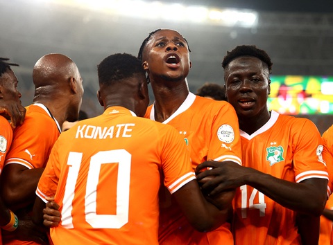 Bờ Biển Ngà vô địch AFCON 2023- Ảnh 1. Niềm vui của các cầu thủ Bờ Biển Ngà sau khi ghi bàn vào lưới Nigeria - Ảnh: REUTERS