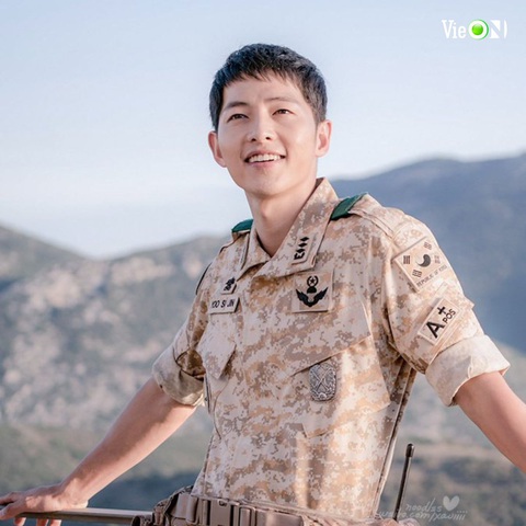 Hẹn hò Valentine với 8 mẫu bạn trai màn ảnh Việt - Hàn - Trung- Ảnh 7. Song Joong Ki vai Đại úy Yoo Si Jin trong Hậu duệ mặt trời