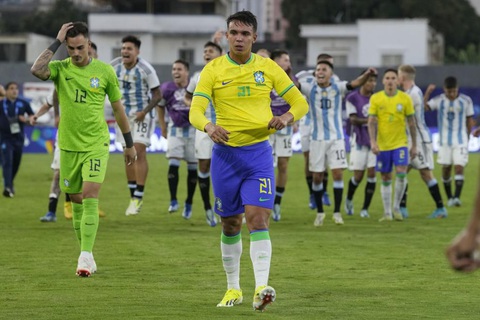Đánh bại Brazil, Argentina chờ Messi cùng dự Olympic Paris 2024- Ảnh 1. Sự thất vọng của cầu thủ Brazil sau thất bại trước Argentina - Ảnh: Getty