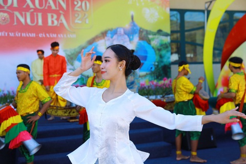 Lễ hội xuân Núi Bà Đen, Tây Ninh chính thức khai hội từ mùng 4 Tết- Ảnh 2. Các hoạt động đậm sắc màu văn hóa dân gian như: múa Khmer, trống Chhay dăm... sẽ được trình diễn trong suốt mùa lễ hội
