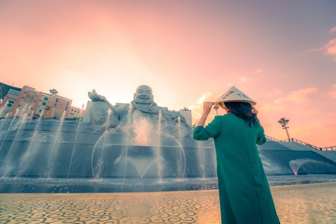 Lễ hội xuân Núi Bà Đen, Tây Ninh chính thức khai hội từ mùng 4 Tết- Ảnh 5. Chiêm bái tôn tượng Bồ Tát Di Lặc trên đỉnh núi Bà