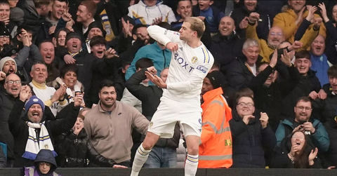 Cầu thủ bóng đá Anh ghi bàn bằng cùi chỏ rồi ăn mừng khiêu khích- Ảnh 3. Patrick Bamford ăn mừng đầy khiêu khích - Ảnh: GETTY