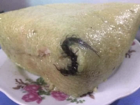 Muôn kiểu 'sự cố' gọi tên ẩm thực Tết- Ảnh 1. Vẫn là bánh chưng thịt nhưng "thịt" này lòi ra ngoài hết cả rồi...