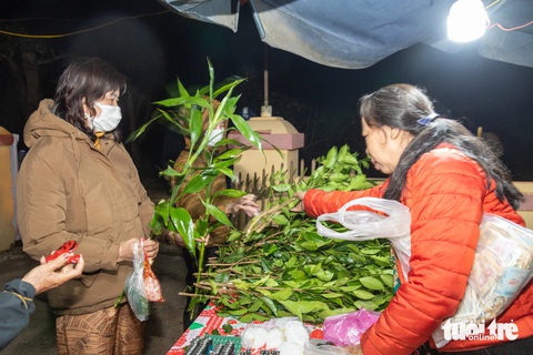 Chợ Bích La năm họp một lần để vạn người mua may mắn, cầu tài lộc- Ảnh 1. Chợ đình Bích La mở xuyên đêm, thu hút khách thập phương đến cầu may mắn, tài lộc - Ảnh: HOÀNG TÁO