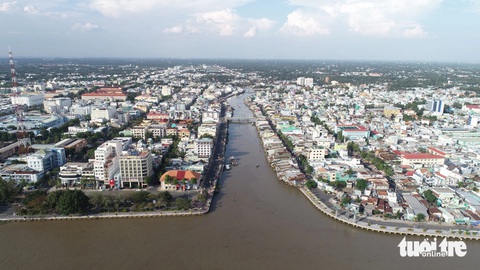 Tiền Giang: Mặn đã xâm nhập sâu vào đất liền hơn 50km- Ảnh 1. Mặn xâm nhập đã gần 2g/l đến vườn hoa Lạc Hồng, TP Mỹ Tho - Ảnh: HOÀI THƯƠNG