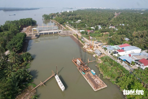 Tiền Giang: Mặn đã xâm nhập sâu vào đất liền hơn 50km- Ảnh 3. Cống Xuân Hòa ở huyện Chợ Gạo, tỉnh Tiền Giang đã được đóng lại để trữ nước ngọt vào hệ thống vùng ngọt hóa Gò Công - Ảnh: HOÀI THƯƠNG