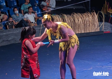 Khán giả nhí lì xì cho nghệ sĩ xiếc Nhã Hiếu trong đêm diễn tối mùng 2 - Ảnh: LINH ĐOAN Khán giả nhí lì xì cho nghệ sĩ xiếc Nhã Hiếu trong đêm diễn tối mùng 2 - Ảnh: LINH ĐOAN