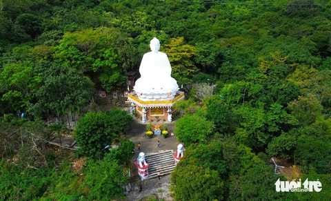 Người dân thắp hương, vãn cảnh tại chùa Bảo Lâm (xã Bình Kiến, TP Tuy Hòa, tỉnh Phú Yên) vào sáng mùng 3 Tết - Ảnh: NGUYỄN HOÀNG Người dân thắp hương, vãn cảnh ở chùa Bảo Lâm (xã Bình Kiến, TP Tuy Hòa, tỉnh Phú Yên) sáng mùng 3 Tết - Ảnh: NGUYỄN HOÀNG