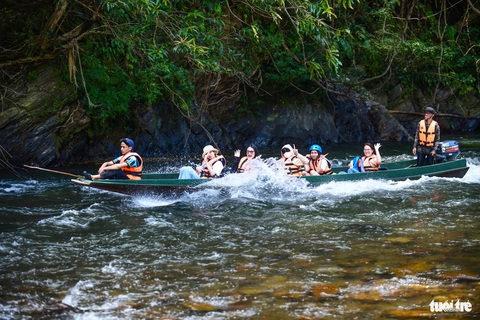 Tản bộ trong công viên quốc gia không cần chạm chân xuống đất ở Brunei- Ảnh 4. Trải nghiệm ngồi thuyền mang lại cảm giác mạnh cho du khách