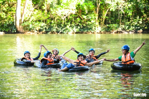Tản bộ trong công viên quốc gia không cần chạm chân xuống đất ở Brunei- Ảnh 6. Du khách nằm phao lười thả trôi theo dòng chảy con sông