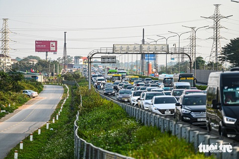 Người dân ùn ùn trở lại Hà Nội dù chưa hết kỳ nghỉ- Ảnh 1. Dòng phương tiện kẹt cứng hướng vào Hà Nội chiều 12-2