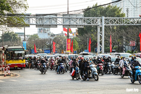 Người dân ùn ùn trở lại Hà Nội dù chưa hết kỳ nghỉ- Ảnh 9. Tại quốc lộ 1, lượng xe cũng tăng lên nhanh chóng trong chiều mùng 3 Tết