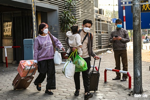 Người dân ùn ùn trở lại Hà Nội dù chưa hết kỳ nghỉ- Ảnh 11. Tại bến xe Nước Ngầm, các tuyến vận tải liên tỉnh đã hoạt động. Nhiều hành khách cũng lỉnh kỉnh đồ đạc để trở lại Hà Nội