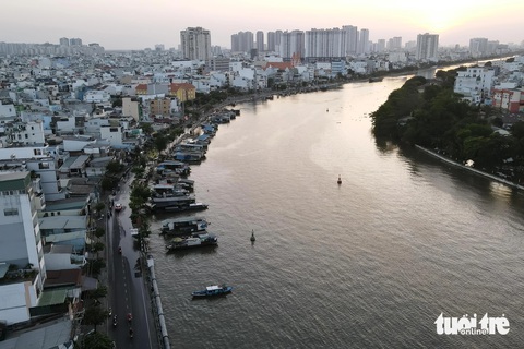 Triều cường đạt đỉnh, người dân TP.HCM bì bõm dắt xe ngày mùng 3 Tết- Ảnh 2. Lúc 17h30, nước từ sông Sài Gòn đã tràn lên đường Trần Xuân Soạn
