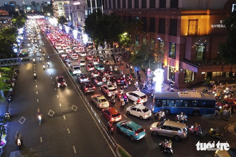 Trung tâm TP.HCM kẹt cứng đêm mùng 3 Tết- Ảnh 7. Nhiều người dân chia sẻ không ngờ ngày mùng 3 Tết lại xuất hiện cảnh kẹt xe thế này tại trung tâm TP