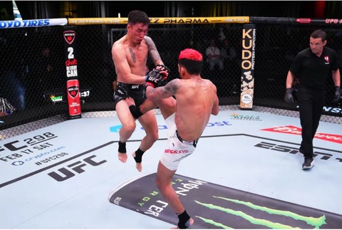 Võ sĩ Trung Quốc nhập viện vì bị đá vào 'chỗ hiểm' trong trận đấu điên rồ ở UFC- Ảnh 1. Aoriqileng (trái) bị chấn thương vì dính đòn phạm luật của đối thủ - Ảnh: MMA
