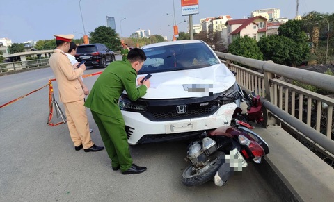 Ô tô đâm xe máy, hai nạn nhân bị văng xuống cầu vượt- Ảnh 1. Hiện trường vụ ô tô đâm xe máy trên cầu vượt Phú Sơn, TP Thanh Hóa chiều 12-2 - Ảnh người dân cung cấp