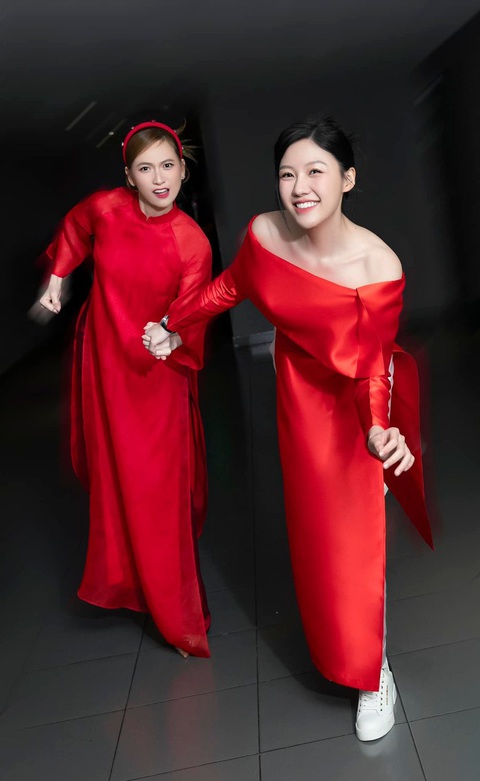 Mạc Văn Khoa, Phương Anh Đào chúc Tết độc giả Tuổi Trẻ Cười- Ảnh 1. Phương Anh Đào và Uyển Ân diện đồ đỏ cho năm mới và giao lưu cùng khán giả.