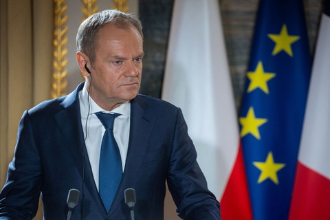 Ba Lan cảnh báo tranh chấp kinh tế dẫn tới tâm lý bài Ukraine- Ảnh 1. Thủ tướng Ba Lan Donald Tusk tại cuộc họp báo chung với Tổng thống Pháp Emmanuel Macron ở Điện Elysee (Paris, Pháp) ngày 12-2 - Ảnh: REUTERS