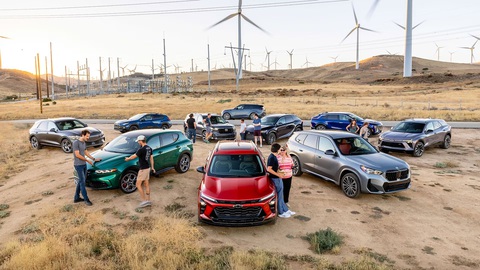 Chủ xe 'sốc' trước chi phí sửa chữa ô tô ngày càng chát- Ảnh 2. Xu hướng chuộng SUV, bán tải to, nặng được cho là một trong những nguyên nhân gây ra các vụ tai nạn giao thông nghiêm trọng hơn - Ảnh: MotorTrend