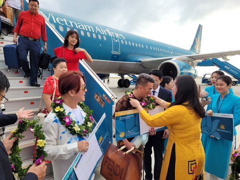 Khánh Hòa thu gần 878 tỉ đồng dịp Tết Nguyên đán, khách đi Tháp Bà Ponagar tăng vọt- Ảnh 2. Chuyến bay đưa khoảng 130 khách từ TP.HCM đến sân bay quốc tế Cam Ranh (Khánh Hòa) mùng 1 Tết - Ảnh: THANH CHƯƠNG