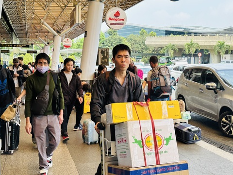 Tân Sơn Nhất bắt đầu đông đúc khách quay trở lại sau Tết - Ảnh: CÔNG TRUNG Sân bay Tân Sơn Nhất bắt đầu đông đúc khách quay trở lại sau Tết - Ảnh: CÔNG TRUNG