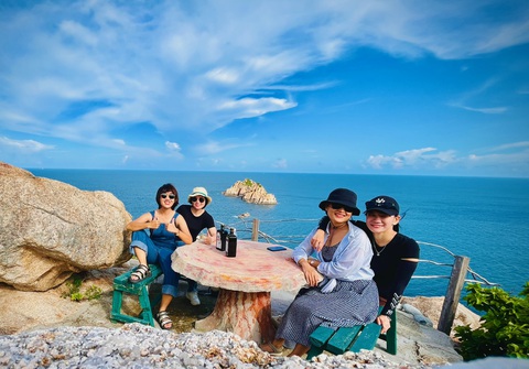 Khám phá 'nàng tiên xanh' giữa vịnh Nha Trang- Ảnh 1. Du khách thưởng thức đồ uống trên đảo Bích Đầm - Ảnh: XUÂN VIÊN
