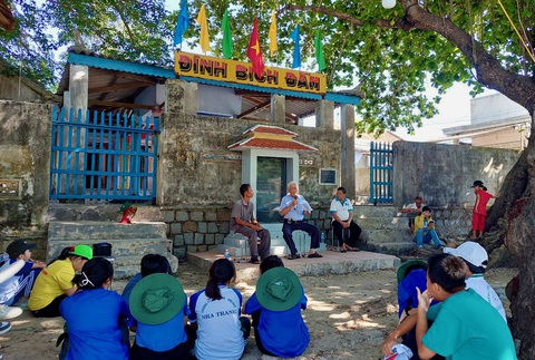 Khám phá 'nàng tiên xanh' giữa vịnh Nha Trang- Ảnh 8. Đình Bích Đầm điểm sinh hoạt cộng đồng của người dân, du khách - Ảnh: XUÂN VIÊN
