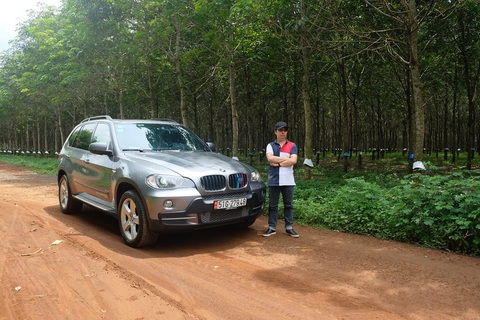 Mang BMW X5 18 năm tuổi xuyên Việt 5 lần, kiến trúc sư nói tâm trạng 'nhảy hố vôi'- Ảnh 1. Anh Trần Duy Bảo đã gắn bó với chiếc BMW X5 2006 được 5 năm - Ảnh: NVCC