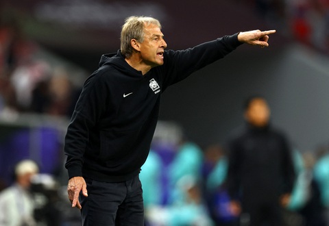 Các chính trị gia Hàn Quốc kêu gọi sa thải HLV Klinsmann- Ảnh 1. HLV Klinsmann chỉ đạo tuyển Hàn Quốc trong trận gặp Jordan - Ảnh: Reuters