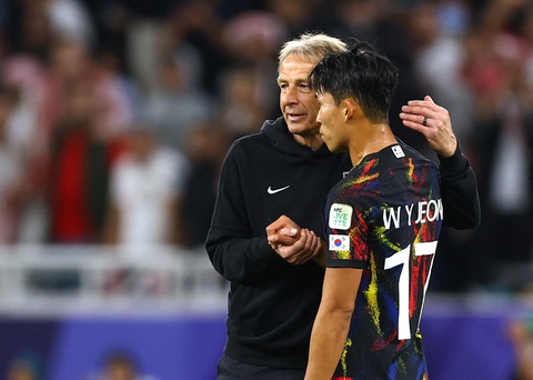 Các chính trị gia Hàn Quốc kêu gọi sa thải HLV Klinsmann- Ảnh 2. HLV Klinsmann an ủi cầu thủ Hàn Quốc sau trận thua Jordan - Ảnh: Reuters