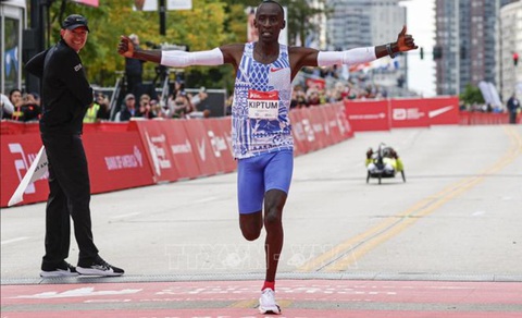 Vận động viên khắp thế giới thương tiếc kỷ lục gia marathon Kelvin Kiptum- Ảnh 1. ận động viên người Kenya Kelvin Kiptum mừng chiến thắng sau khi giành ngôi vô địch giải Marathon Chicago, lập kỷ lục thế giới mới, tại Chicago, Illinois, Mỹ, ngày 8-10-2023 - Ảnh: AFP/TTXVN