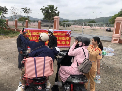 Cảnh sát giao thông tỉnh Phú Yên phát nước suối, sữa hộp miễn phí cho người dân trở lại các tỉnh thành phía Nam - Ảnh: Công an cung cấp Cảnh sát giao thông tỉnh Phú Yên phát nước suối, sữa hộp miễn phí cho người dân trở lại các tỉnh thành phía Nam - Ảnh: Công an cung cấp