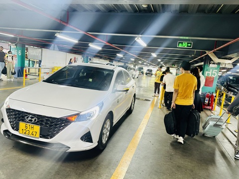 Sân bay Tân Sơn Nhất sắp đông đúc trở lại sau Tết- Ảnh 2. Hãng taxi truyền thống, xe công nghệ, xe hợp đồng hoạt động ở sân bay Tân Sơn Nhất cam kết cung ứng đủ số lượng xe phục vụ khách trở lại dịp sau Tết - Ảnh: CÔNG TRUNG