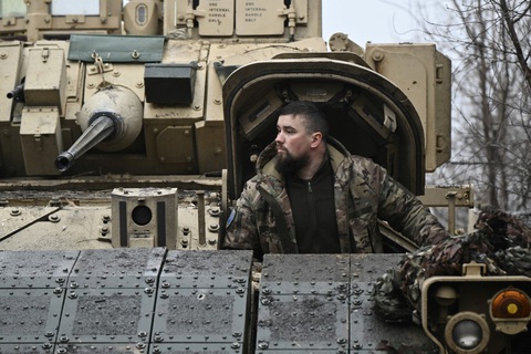 Ukraine đối mặt với tình trạng thiếu vũ khí trong khi chờ viện trợ từ Mỹ - Ảnh: AFP Ukraine đối mặt với tình trạng thiếu vũ khí trong khi chờ viện trợ từ Mỹ - Ảnh: AFP