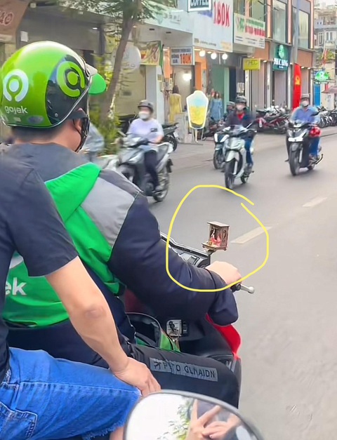Ảnh vui 13-2: Lựa 'ngày lành' để xông đất đầu năm- Ảnh 5. Có thờ có thiêng.