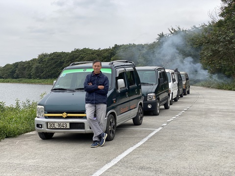 U70 lái Suzuki Wagon 2003 khắp Việt Nam- Ảnh 1. Ông Nguyễn Kỳ Trung quyết gắn bó với chiếc Suzuki Wagon 2003 dù thị trường có rất nhiều dòng xe hiện đại hơn - Ảnh: ĐỨC KHÔI