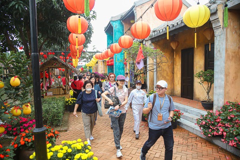 Mỗi ngày 111 chuyến bay đến Đà Nẵng, điểm du lịch thắng lớn dịp Tết- Ảnh 3. Khách tham quan tại khu du lịch Bà Nà Hills trong dịp Tết Nguyên đán - Ảnh: KIM TRẦN
