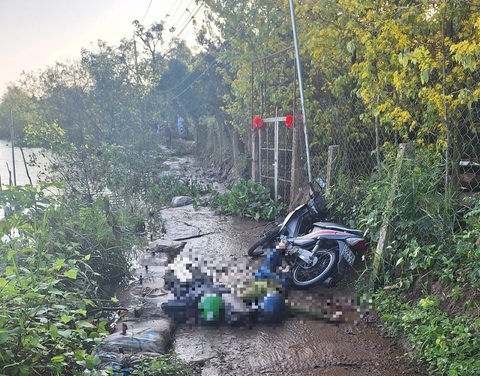Hai mẹ con chết thương tâm trên đường đi chợ, nghi bị điện giật- Ảnh 1. Hiện trường nơi xảy ra vụ việc - Ảnh: HOÀI ANH