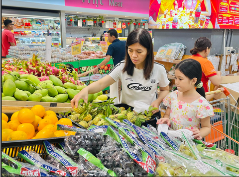 Mùng 4 Tết: thêm siêu thị mở cửa, rau xanh, thực phẩm tươi sống dồi dào- Ảnh 1. Khách chọn mua trái cây đầu năm mới - Ảnh: M.T.