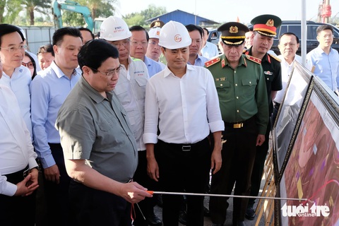 Thủ tướng chúc Tết, lì xì công nhân trên đại công trường đường vành đai 3 TP.HCM- Ảnh 3. Thủ tướng Phạm Minh Chính kiểm tra tiến độ dự án đường vành đai 3 TP.HCM sáng mùng 4 Tết