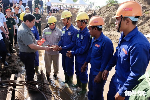 Thủ tướng chúc Tết, lì xì công nhân trên đại công trường đường vành đai 3 TP.HCM- Ảnh 1. Thủ tướng hoan nghênh tinh thần làm việc và lì xì các công nhân trên công trường đường vành đai 3 TP.HCM