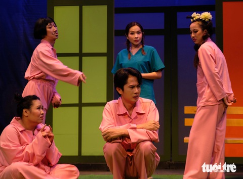 Y tá Quyên (Khả Như đóng, áo xanh) phải đối diện với nhiều Y tá Quyên (Khả Như đóng, áo xanh) phải đối diện với nhiều “ca khó” trong thế những người nửa mê nửa tỉnh - Ảnh: LINH ĐOAN