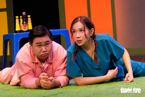 Y tá Quyên (bìa phải, Khả Như đóng) cũng phải bò lết trên sàn để dụ bệnh nhân uống thuốc - Ảnh: LINH ĐOAN Y tá Quyên (bìa phải, Khả Như đóng) cũng phải bò lết trên sàn để dụ bệnh nhân uống thuốc - Ảnh: LINH ĐOAN