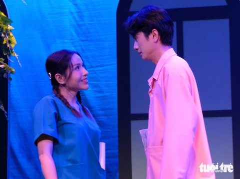 Anh Vũ, nhạc sĩ nghèo (bìa phải, Huỳnh Phương đóng) cảm thấy được xoa dịu tổn thương bởi trái tim ấm áp của y tá Quyên (Khả Như) - Ảnh: LINH ĐOAN Anh Vũ, nhạc sĩ nghèo (bìa phải, Huỳnh Phương đóng) cảm thấy được xoa dịu tổn thương bởi trái tim ấm áp của y tá Quyên (Khả Như) - Ảnh: LINH ĐOAN