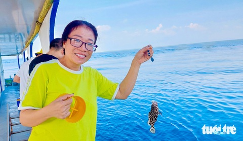 Đi chơi Tết, du khách mê tít ngắm san hô, bắt cá, bắt nhum ở Phú Quốc, Hòn Sơn, Nam Du- Ảnh 3. Tour câu cá trên biển ở Phú Quốc cũng thu hút khách - Ảnh: C.CÔNG