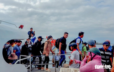 Đi chơi Tết, du khách mê tít ngắm san hô, bắt cá, bắt nhum ở Phú Quốc, Hòn Sơn, Nam Du- Ảnh 1. Tết này, các chuyến tàu cao tốc từ TP Rạch Giá đi Hòn Sơn (huyện Kiên Hải) tăng chuyến chạy và khách du lịch nhộn nhịp ra đảo chơi - Ảnh: C.CÔNG